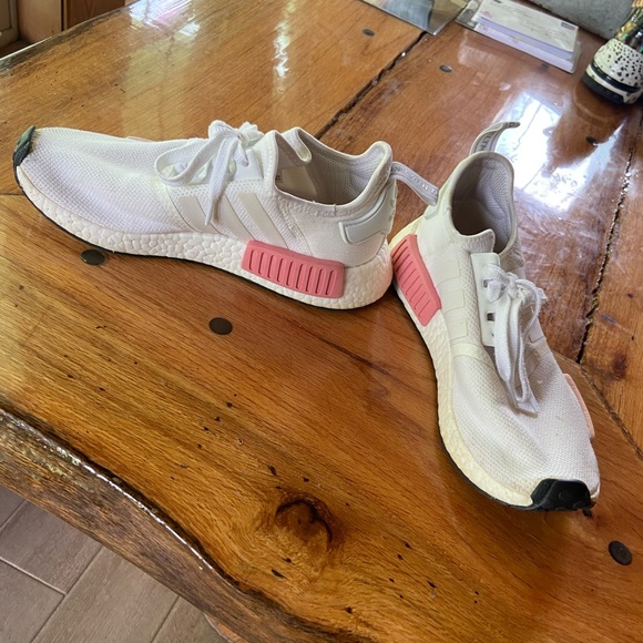 Adidas tennis shoes - Picture 2 of 5